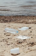 Plastiques polluant la plage