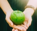 Femme soutenant une pomme verte