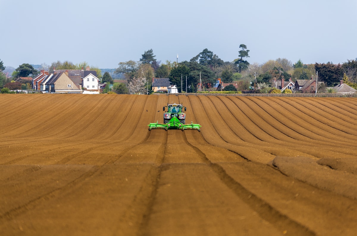 Tracteur équipé d'un GPS RTK AgriPilot en train de planter des pommes de terre