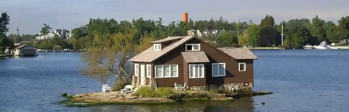 Maison du Canada sur 1 îlot rocheux au milieu d'1 lac propice à la réflexion et la psychothérapie