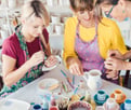 Trois femmes en train de faire un atelier de peinture 