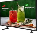 AS 10 MELHORE-TVS-4K-EM-2025.JPG-UMA-TV-COM-UM-COPO-VERMELHO-E-UMA-JARRA-VERDE