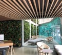 Espacio exterior cubierto con estructura de madera y cerramiento lateral para porche moderno