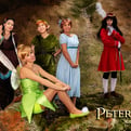 Cosplay groupe avec Peter Pan, Wendy, Clochette et les autres personnages.