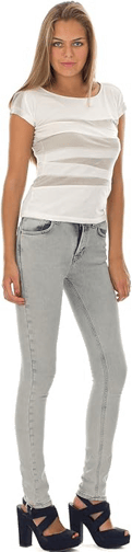 femme en jean gris