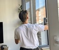 Valentin Herlin gérant de l'entreprise Val'Clean spécialiste du nettoyage de vitres pour particuliers et professionnels