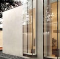Fachada arquitectónica revestida en madera y vidrio, con cerramientos móviles para regular luz y privacidad