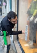 Technicien de M & M Services Pro nettoyant la vitrine du magasin Léo et Ugo à Rouen