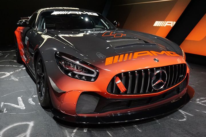 Mercedes esportiva nas cores grafite e laranja