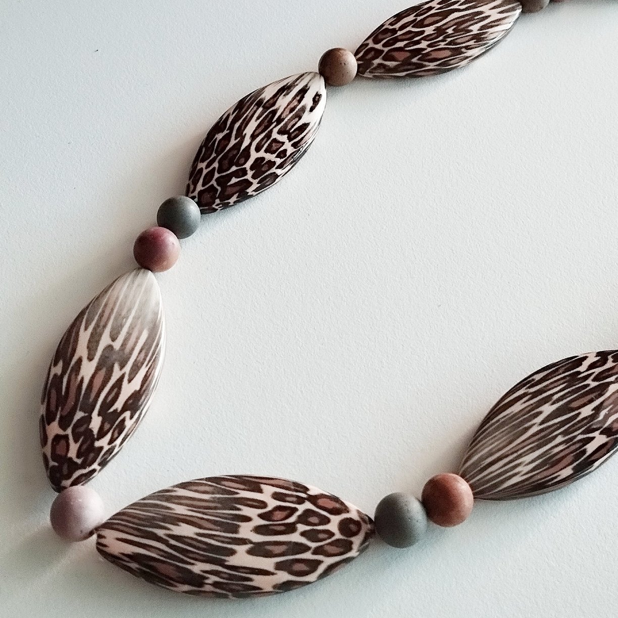 Collier sautoir avec des perles