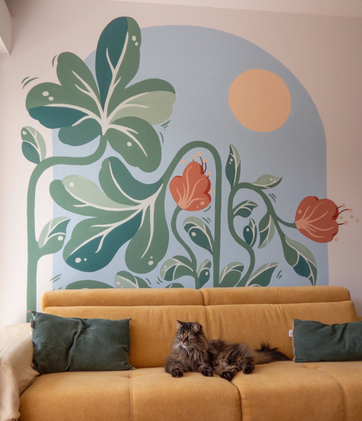 fresque végétale et florale avec un soleil sur fond d'arche bleu
