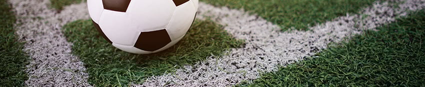 bola sobre campo de futebol - esporte