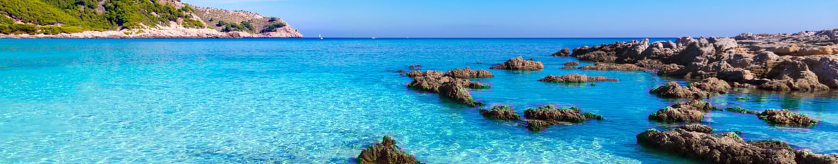 Cala de Mallorca con aguas turquesa y cristalinas