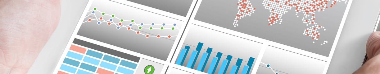Tablet mostrando gráficas de inteligencia de negocios y análisis de marketing digital