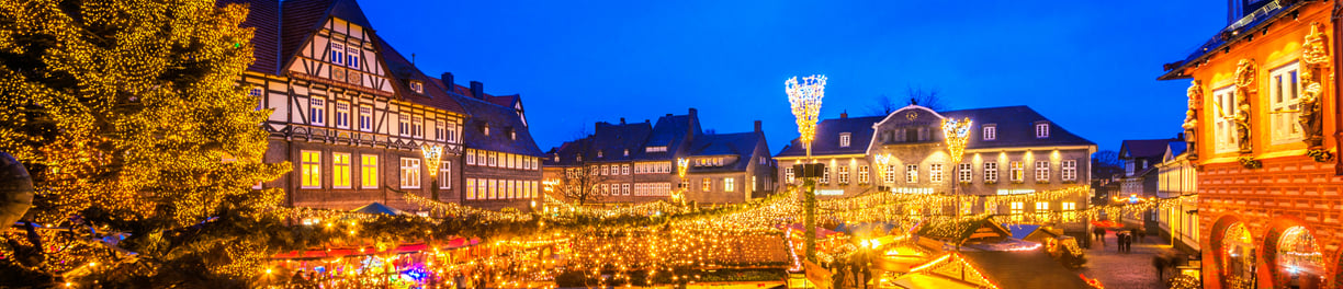 Ein Weihnachtsmarkt mit hell erleuchteten Ständen