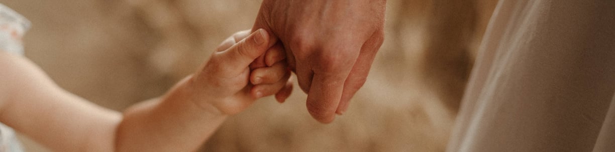 mains maman et enfant