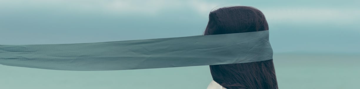 A blindfolded woman. How to recognise burnout? Mindletic Blog