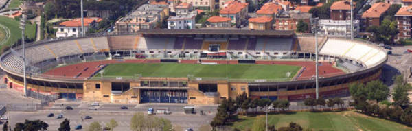 Blick von oben auf das Stadio Armando Picchi in Livorno – Fußball, Hafen und Herzblut