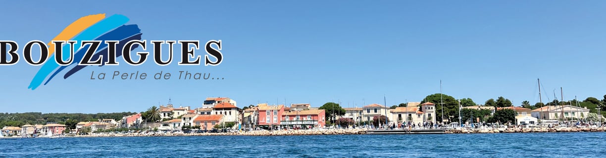 Restaurants line the edge of the étang