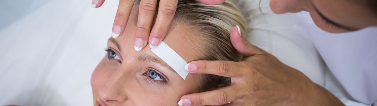 Woman getting her Eyebrows Waxing in Katy TX