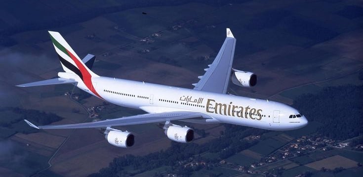Avion volando emirates 