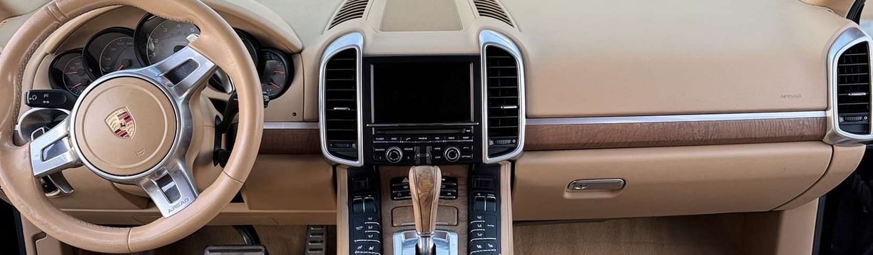 porsche automobilio prietaisu skydelis su švariu automobilio salonu atliktas giluminis valymas
