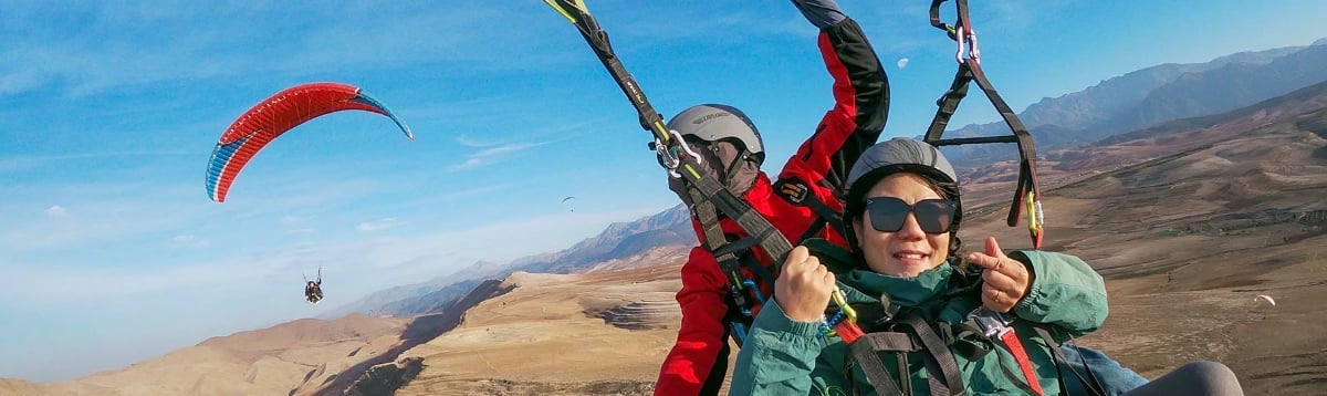 una foto de banner de un piloto volando con una mujer