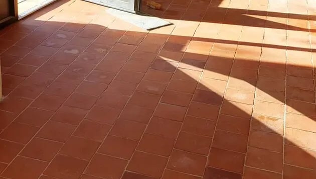 Carreaux en terre cuite rouge