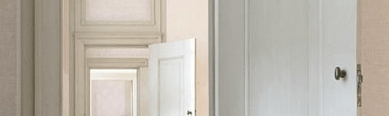 Photographie de portes blanches ouvertes et en enfilade, perspective d'un couloir