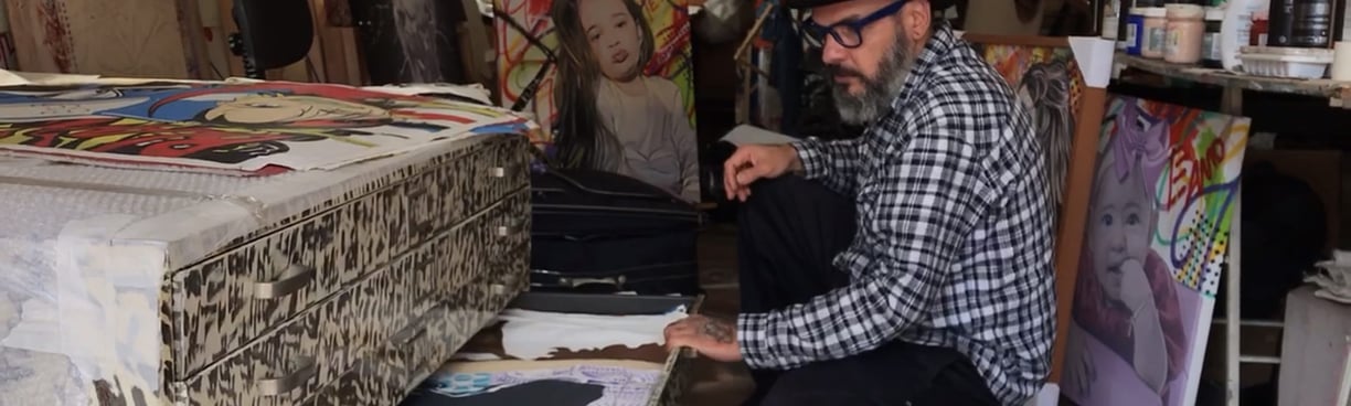 Ateliê do renomado artista plástico Sérgio Astral, conhecido por suas pinturas personalizadas e projetos artísticos.