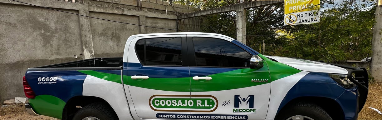 Adhesivo vehicular personalizado en Oriente y Guatemala. Diseño e impresión de gráficos.