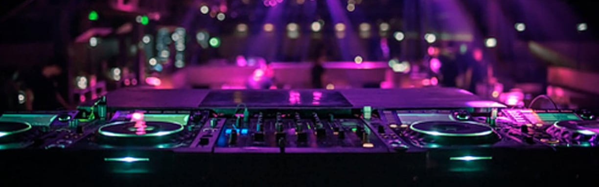 console de DJ la nuit dans une ambiance pourpre