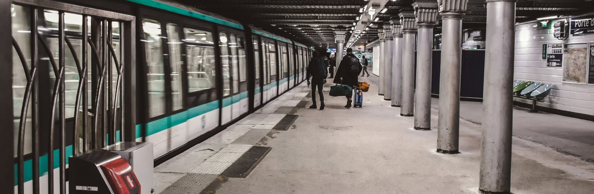 U- Bahn Station mit Säulen und einfahrendem Zug