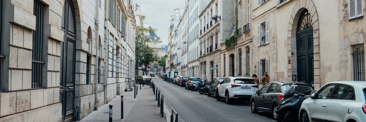 Seitenstraße mit alten Häusern und parkenden Autos