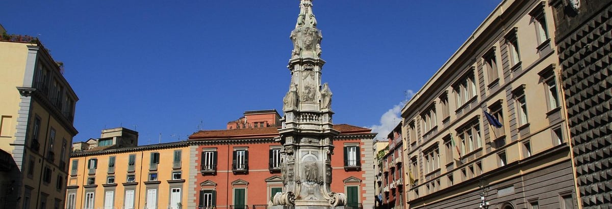 Facciata della Chiesa del Gesù Nuovo a Napoli, con la caratteristica pietra bugnata e i misteriosi simboli incisi nella rocci
