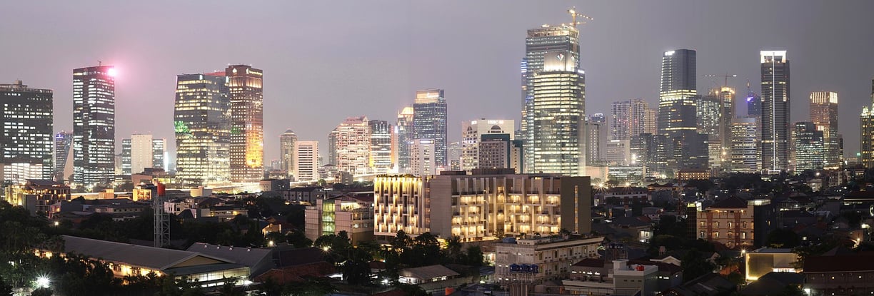 Jacarta à noite em Jalan Jenderal Sudirman, Jacarta Central, Indonésia. Foto de Robin Widjaja