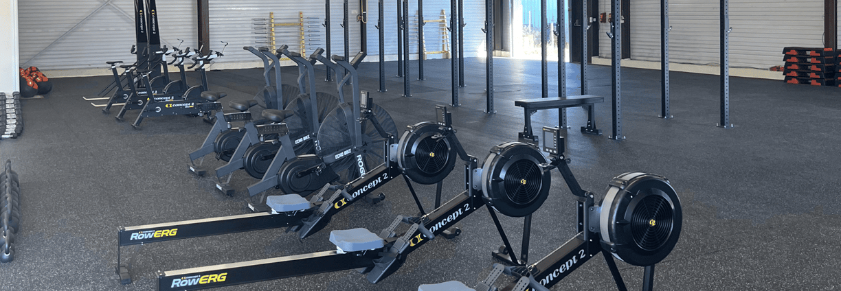 plan de la salle avec au premier plan les machines ergomètres et en second plan le rack de gym