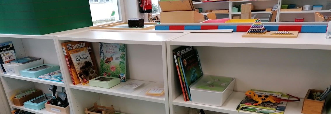 Regale mit Lernmaterialien im Konzept der Lernlandschaft