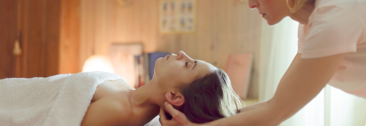 Anne-Lise Raffaelli lors d’un massage, illustrant son approche douce et personnalisée du soin