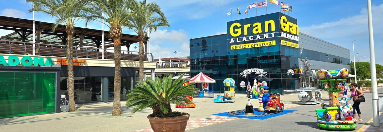 centro comercial gran alacant, bars, shops and restaurants.