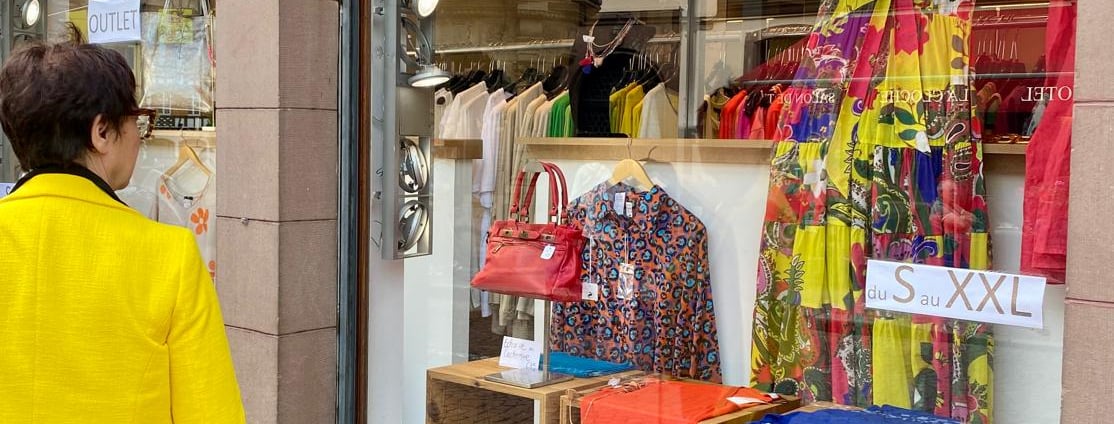 Une femme regardant la vitrine de la boutique