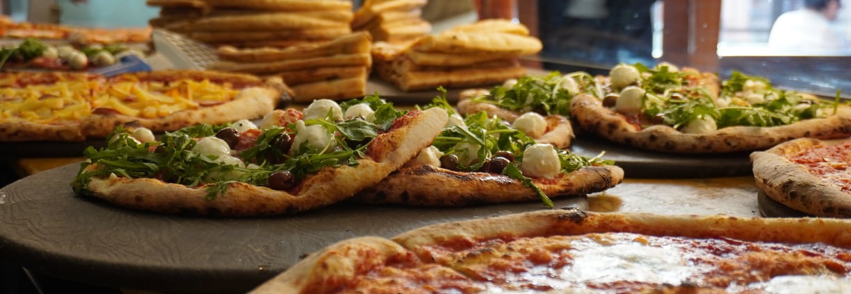 Pizza con mozzarella e rucola della pizzeria la trofea a Siena in piazza del campo