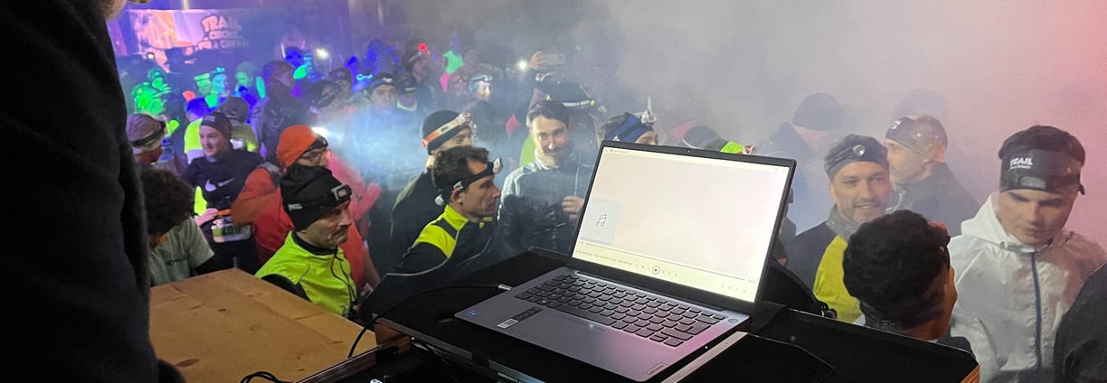 un pc et un dj avec des coureurs