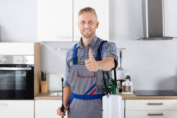 un technicien de nuisible 11 heureux