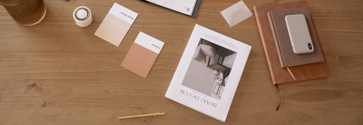 Échantillons de couleurs et supports de design sur une table en bois.