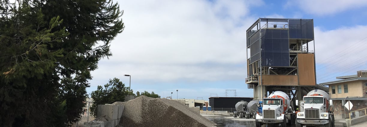 Cement aggregation plant with visual screening