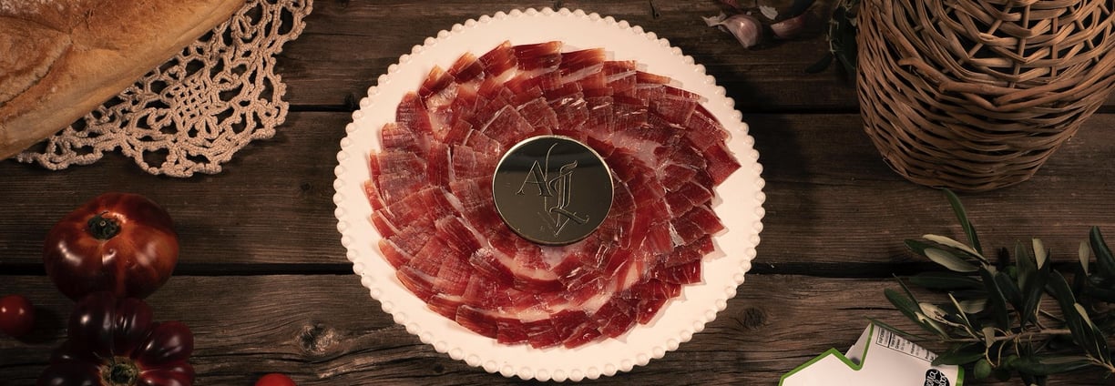 Plato de jamón cortado por Adrián Laynez
