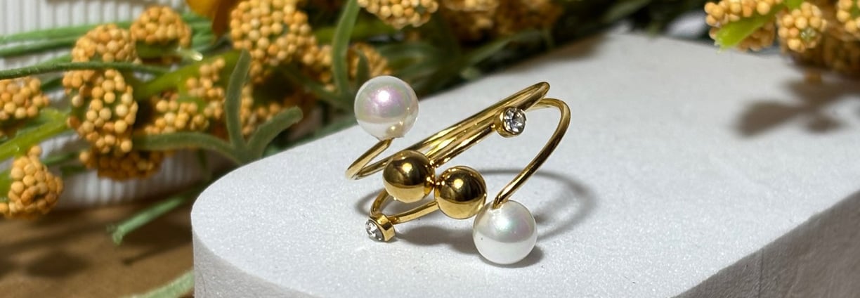 Bague ajustable dorée avec perles
