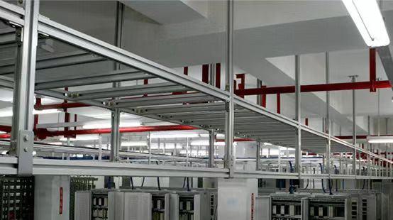um grande sistema de escadas de cabos de alumínio industriais