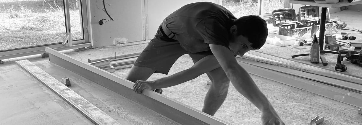 Artisan plaquiste qui travail